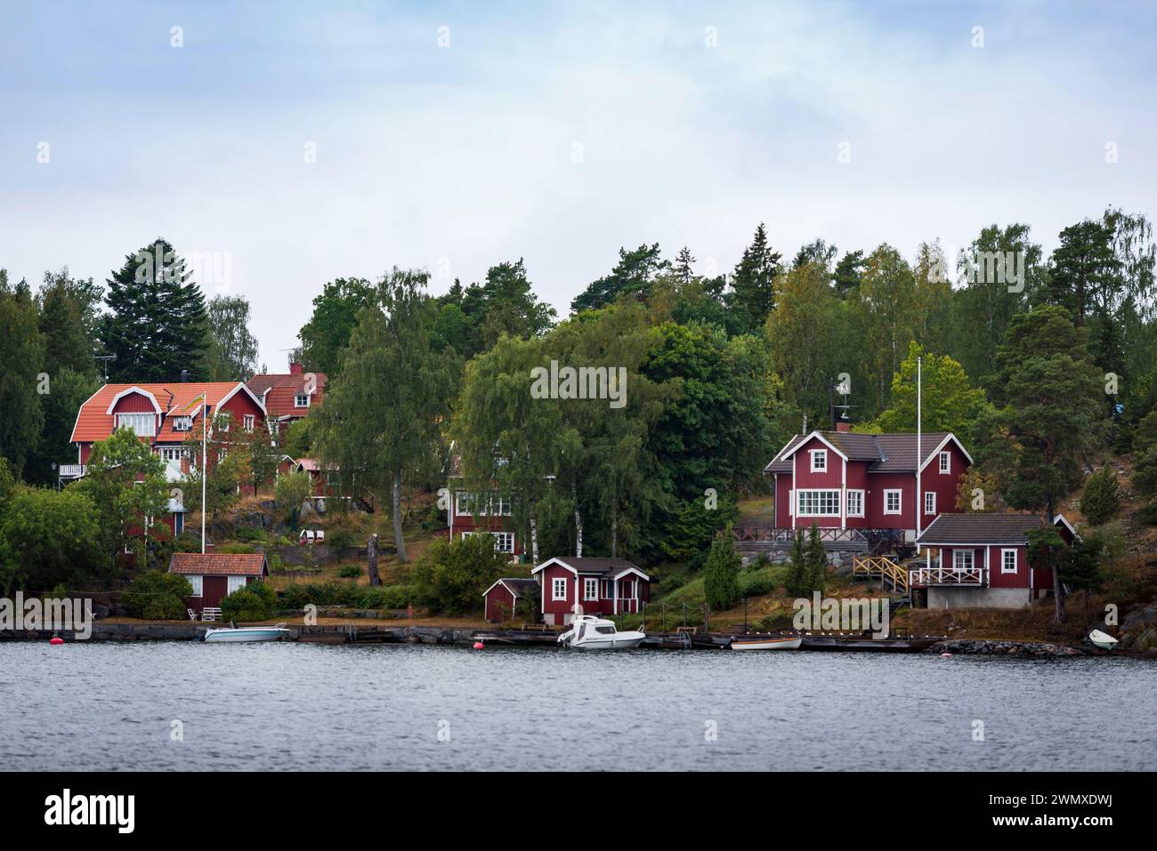 Ferienhäuser in Skandinavien, Wald, Natur, Ferienhaus, Wasser, Urlaub, Sommerurlaub, Sommerurlaub, ländlich, naturnah, Holzhaus Stockfoto