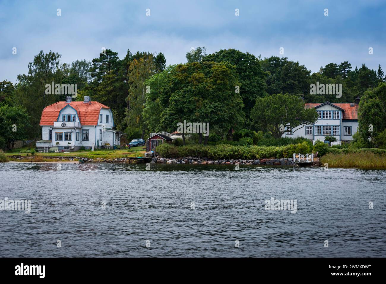 Ferienhäuser in Skandinavien, Wald, Natur, Ferienhaus, Wasser, Urlaub, Sommerurlaub, Sommerurlaub, ländlich, naturnah, Holzhaus Stockfoto