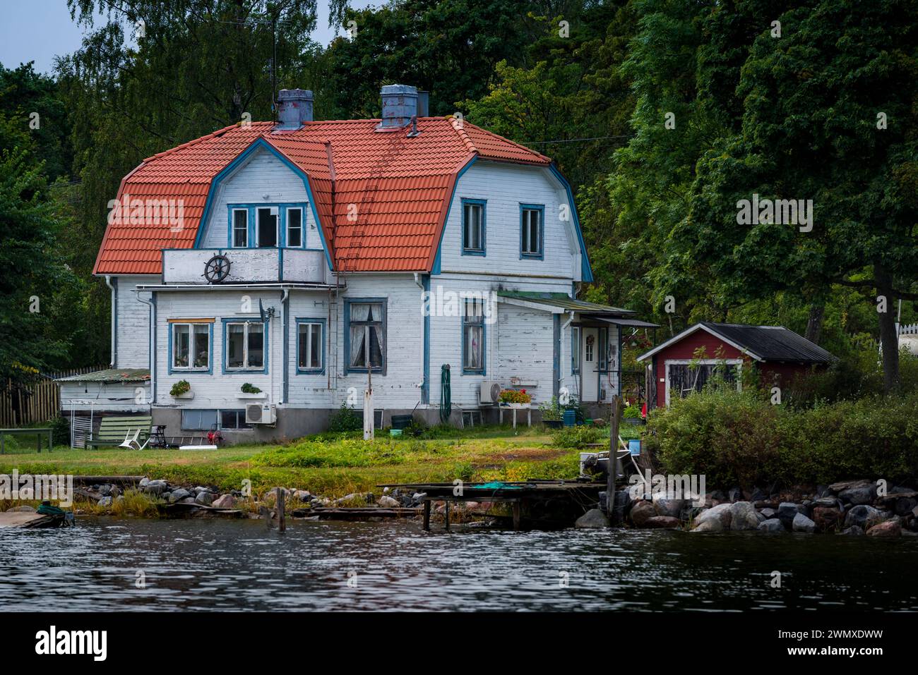 Ferienhäuser in Skandinavien, Wald, Natur, Ferienhaus, Wasser, Urlaub, Sommerurlaub, Sommerurlaub, ländlich, naturnah, Holzhaus Stockfoto