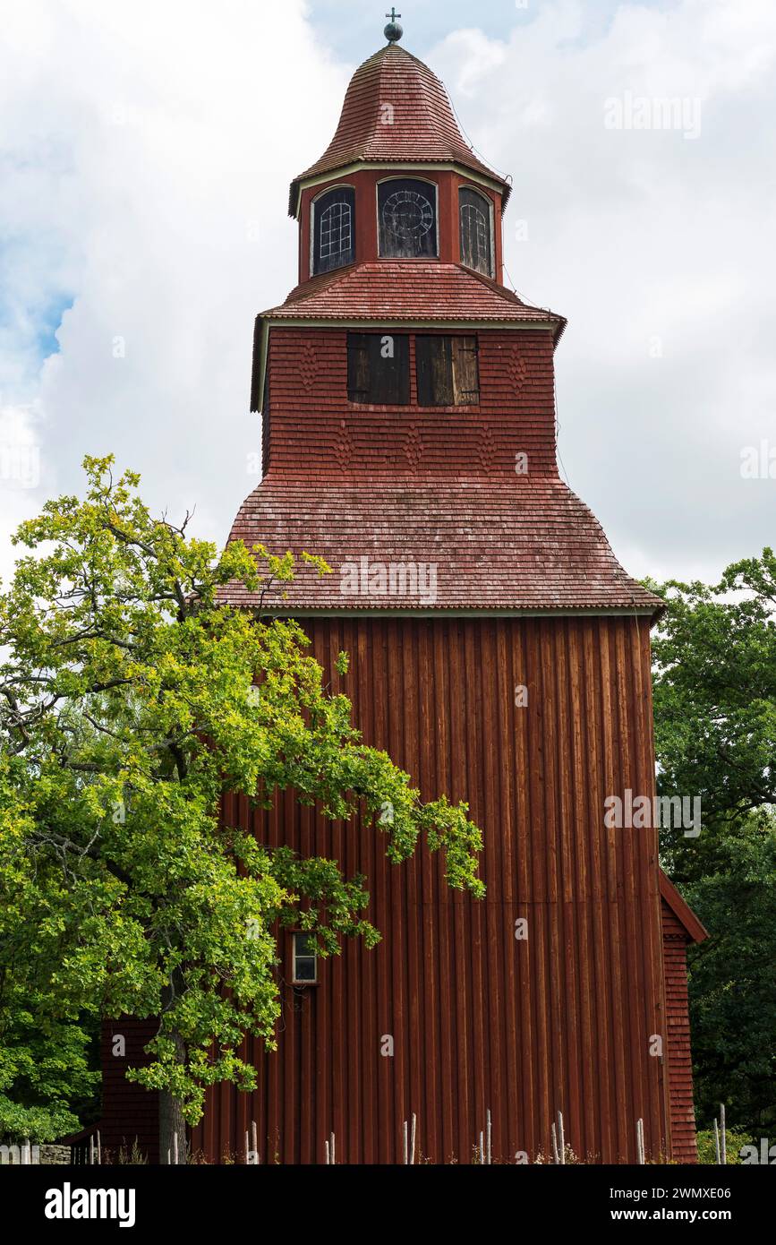 Turm einer alten schwedischen Holzkirche, Kirchturm, alte Holzschindeln, Gebäude, historisch, ländlich, Dorfkirche, Religion Stockfoto
