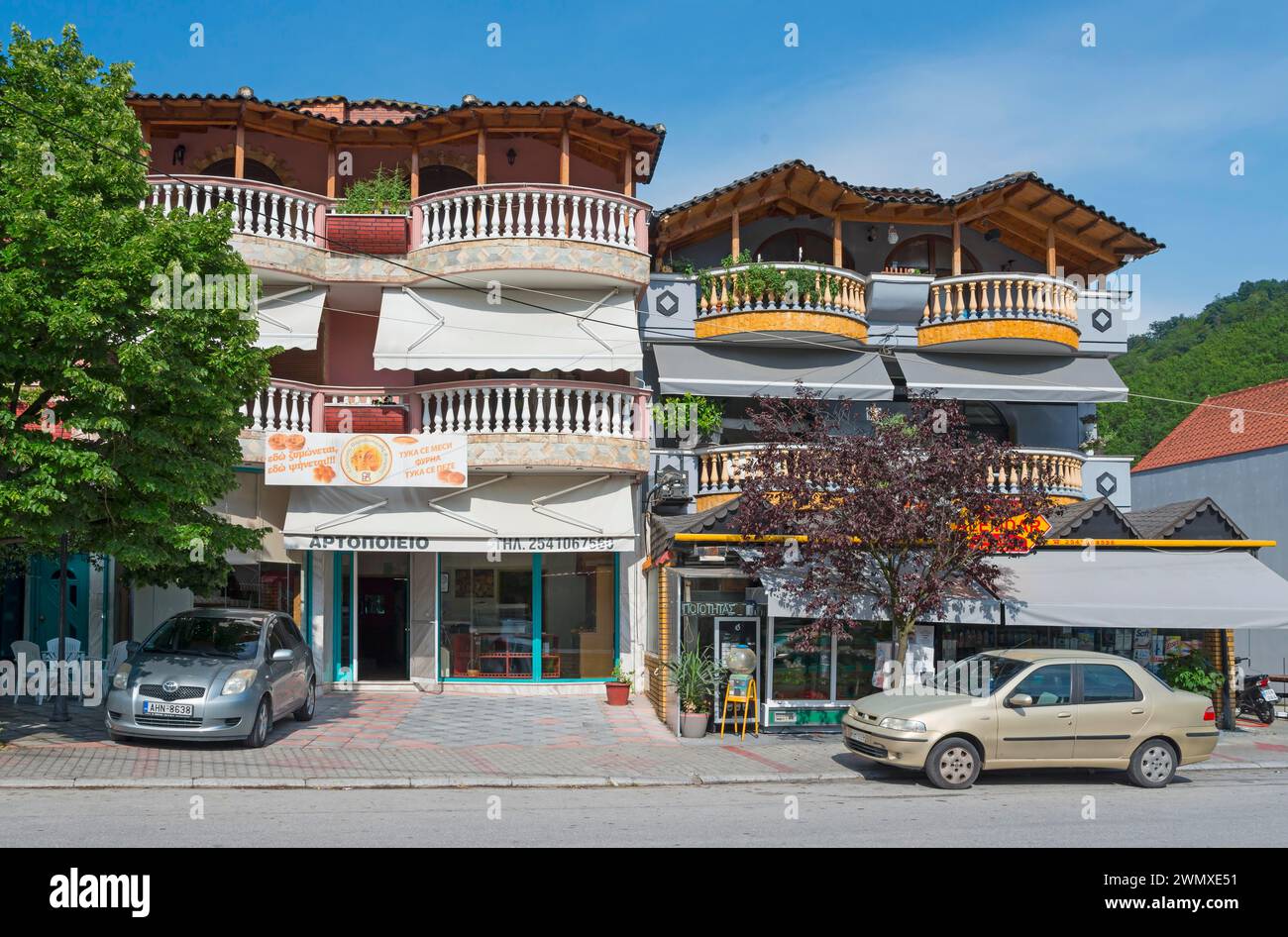 Ein urbanes Szenario mit einem Wohnblock und einem Café im Erdgeschoss in einer belebten Straße, typischen Häusern, Sminthi, Myki, Xanthi, Ostmazedonien Stockfoto