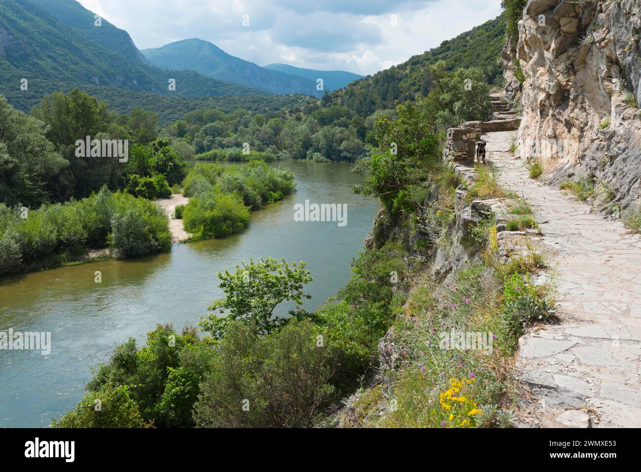 Ein felsiger Wanderweg am Ufer eines Flusses mit Blick auf die umliegenden Berge, den Fluss Nestos oder Mesta, die Nestos-Schlucht, Galani, Mazedonien und Thrakien Stockfoto