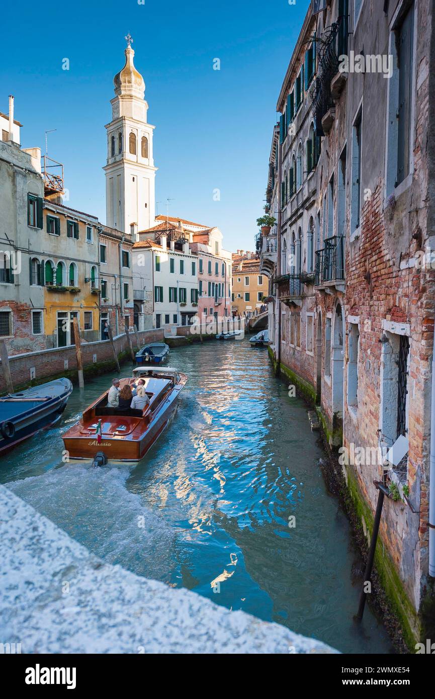 Touristenboot in der Altstadt mit San Girgio dei Greci, Kirche, Städtereise, Urlaub, Reise, Tourismus, Lagunenstadt, Geschichte, Architektur Stockfoto