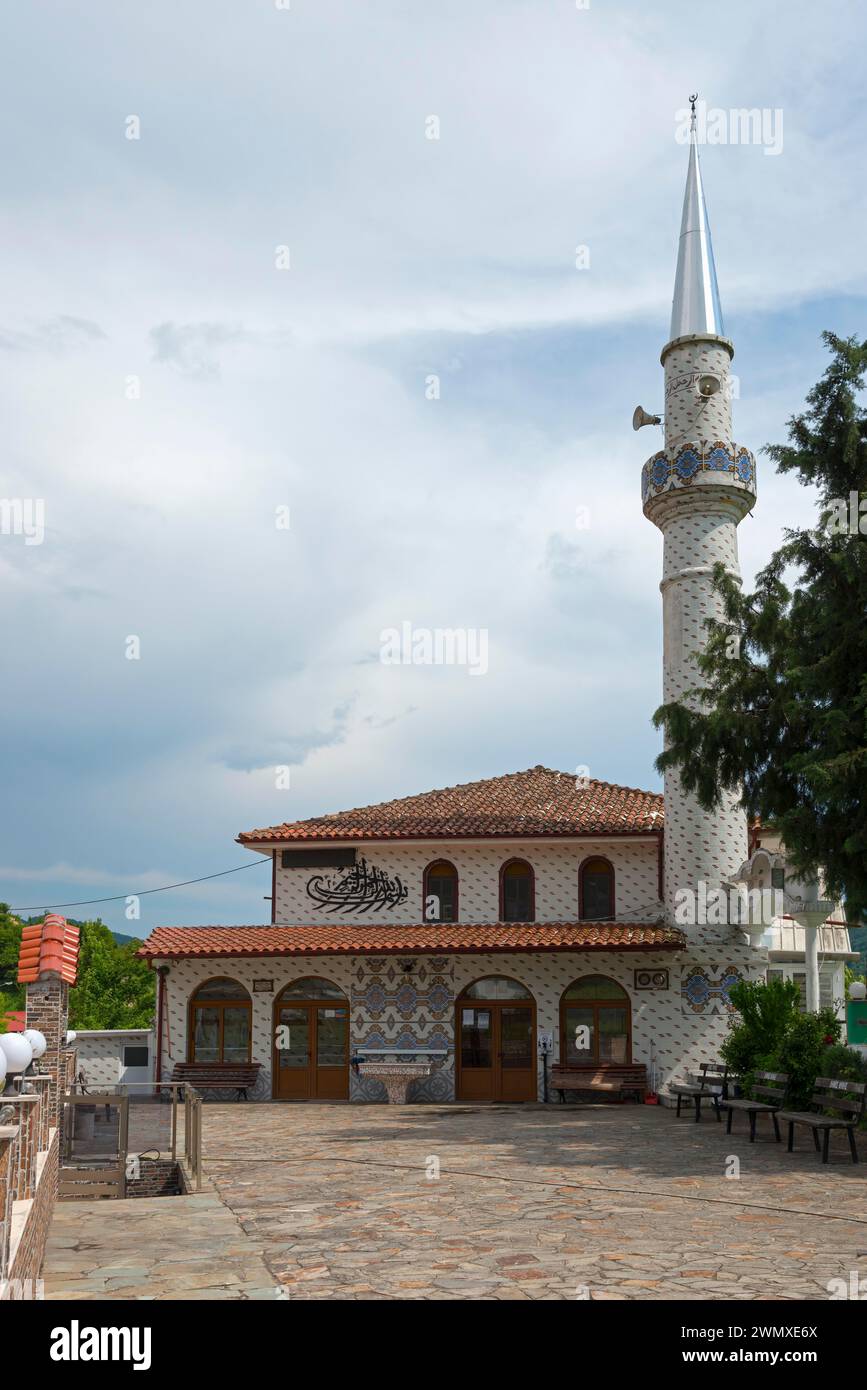 Traditionelle Moschee mit Minarett unter bewölktem Himmel in einem friedlichen Dorf, Melivia, Melivoia, Zentrum der Pomaks, Myki, Xanthi, Ostmakedonien Stockfoto