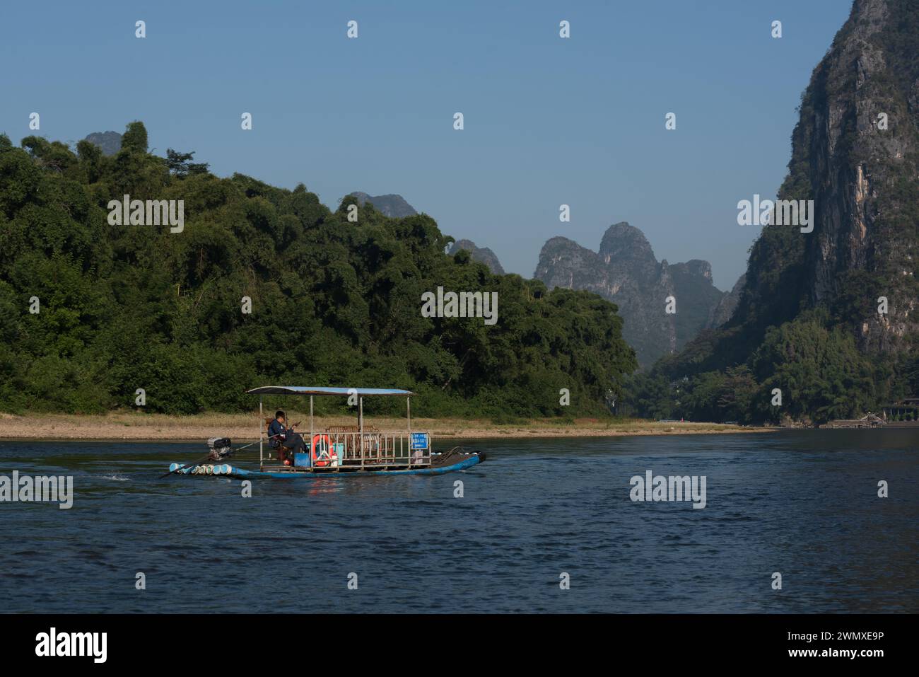 Ein Bambusfloß, das Passagiere transportierte, um die Landschaft des Li-Flusses zu erkunden, segelt über den Li-Fluss Stockfoto