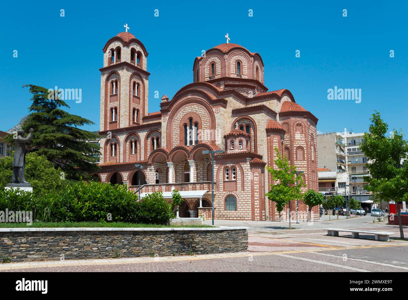 Eine orthodoxe Kirche mit roten Ziegeln und mehreren Kuppeln unter einem klaren blauen Himmel, Xanthi, Ostmakedonien und Thrakien, Griechenland Stockfoto