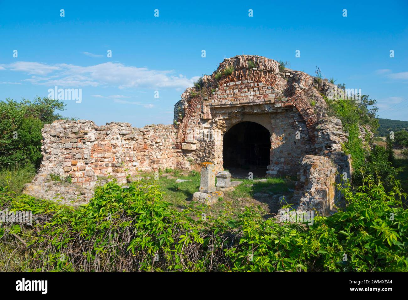 Überwachsene Ruinen eines alten Gebäudes mit einem großen Bogen und Steinmauern, archäologische Stätte von Traianoupolis, Loutra Traianoupoleos, Loutra Stockfoto