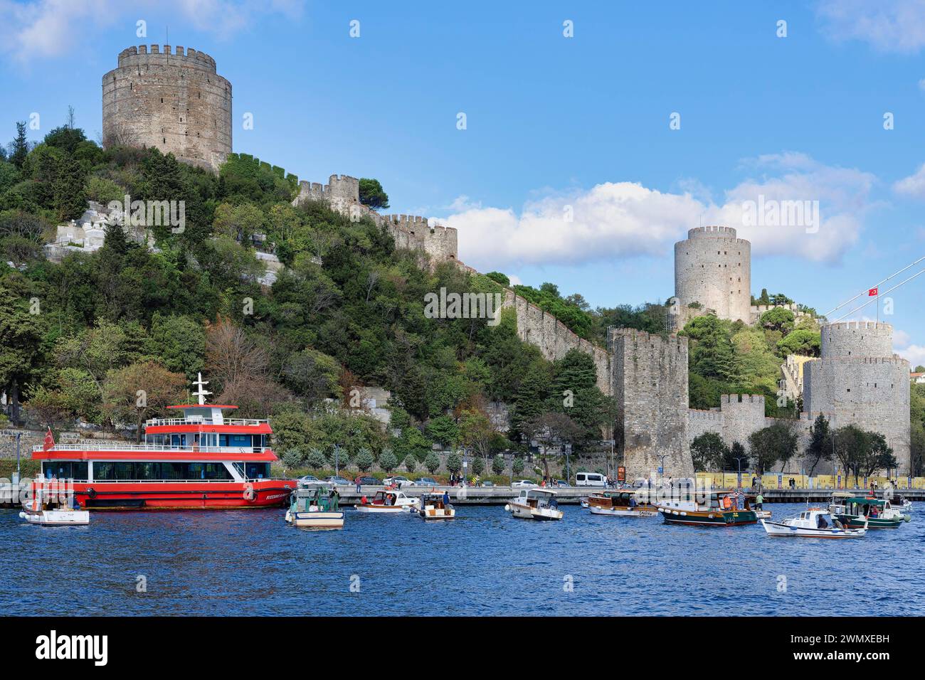 Rumeli Hisari Festung am Fuße der Fatih Sultan Mehmet Brücke über den Bosporus, Istanbul, Türkei Stockfoto