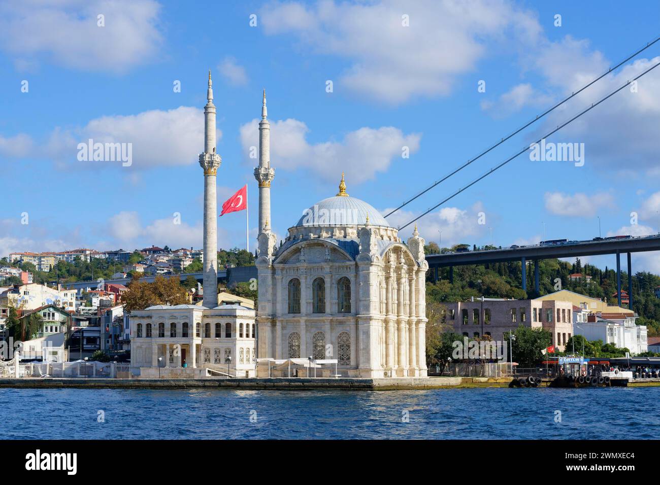 Ortakoy-Moschee oder Grand Mecidiye-Moschee unter der Bosporus-Brücke, Besiktas, Istanbul, Türkei Stockfoto