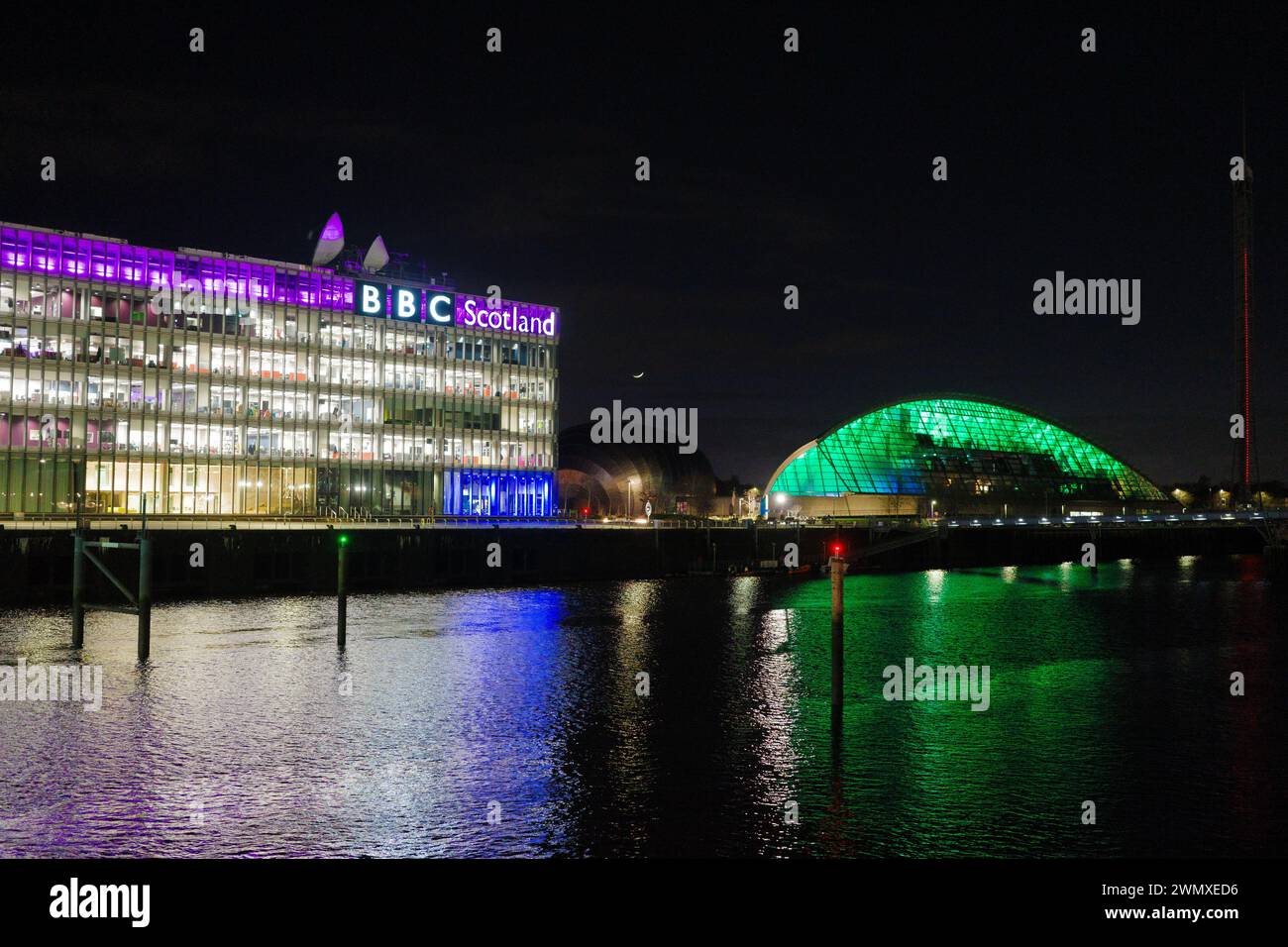 Glasgow Schottland: 11. Februar 2024: River Clyde bei Nacht BBC Pacific Quay und Glasgow Science Centre Stockfoto
