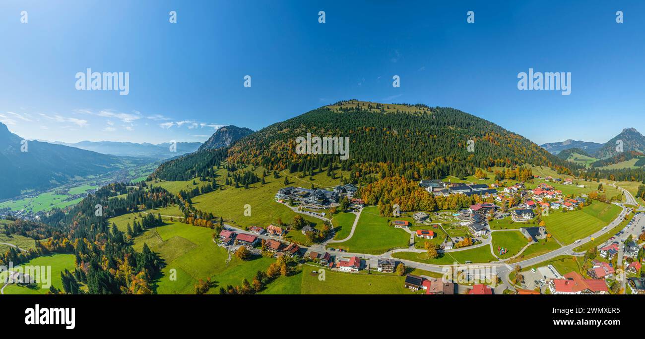 Goldener Oktober im Oberjoch bei Bad Hindelang im Allgäu an der Deutschen Alpenstraße Stockfoto