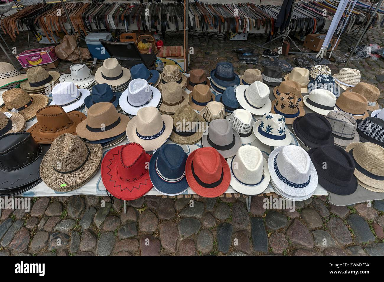 Marktstand mit Männerhüten auf dem Wochenmarkt, Marktplatz, Wismar, Mecklenburg-Vorpommern, Deutschland Stockfoto