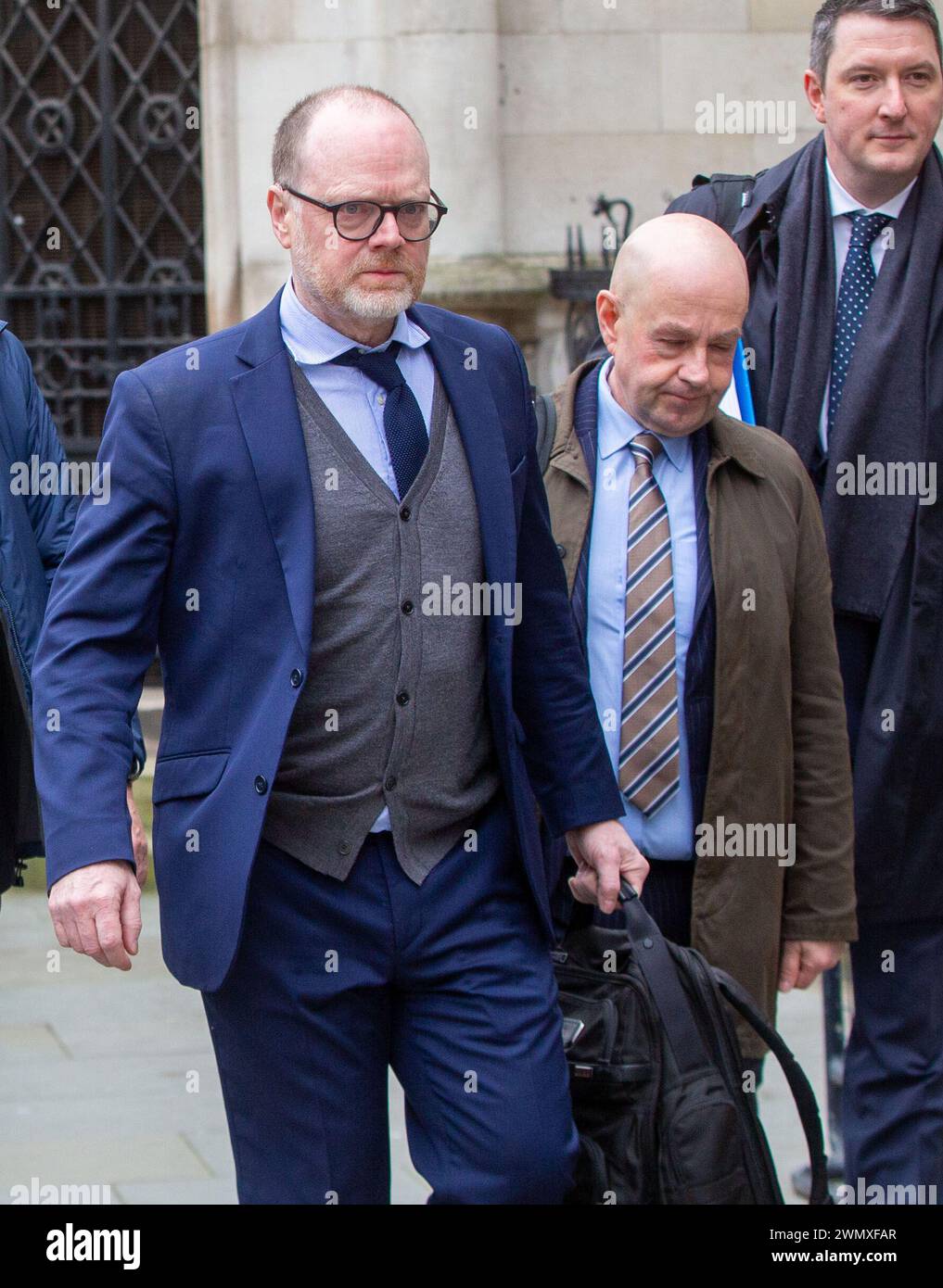 London, England, Großbritannien. Februar 2024. Die Journalisten TREVOR BIRNEY (links) und BARRY MCCAFFREY (rechts) vor den Royal Courts of Justice in London vor einem Fachtribunal wegen Behauptungen, dass britische Behörden unrechtmäßige verdeckte Überwachung betrieben haben. (Kreditbild: © Tayfun Salci/ZUMA Press Wire) NUR REDAKTIONELLE VERWENDUNG! Nicht für kommerzielle ZWECKE! Stockfoto