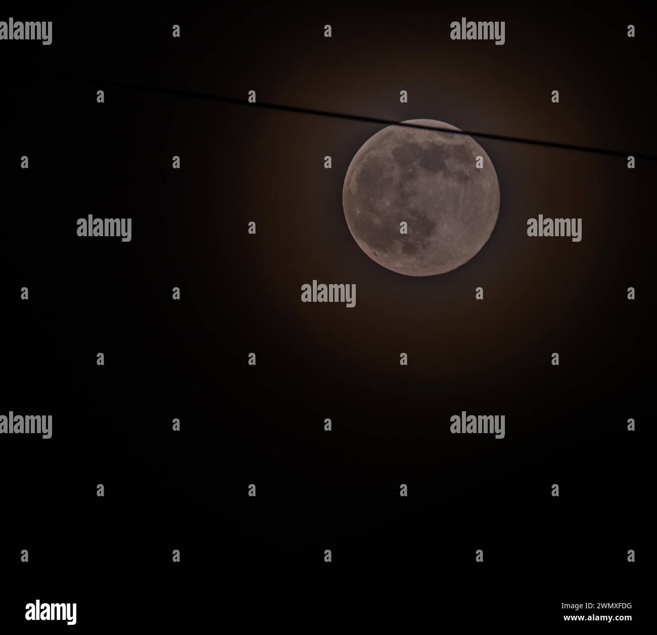 Juni Vollmond umgeben von einem Halos, der durch Gase in der Atmosphäre in Südkorea verursacht wird Stockfoto