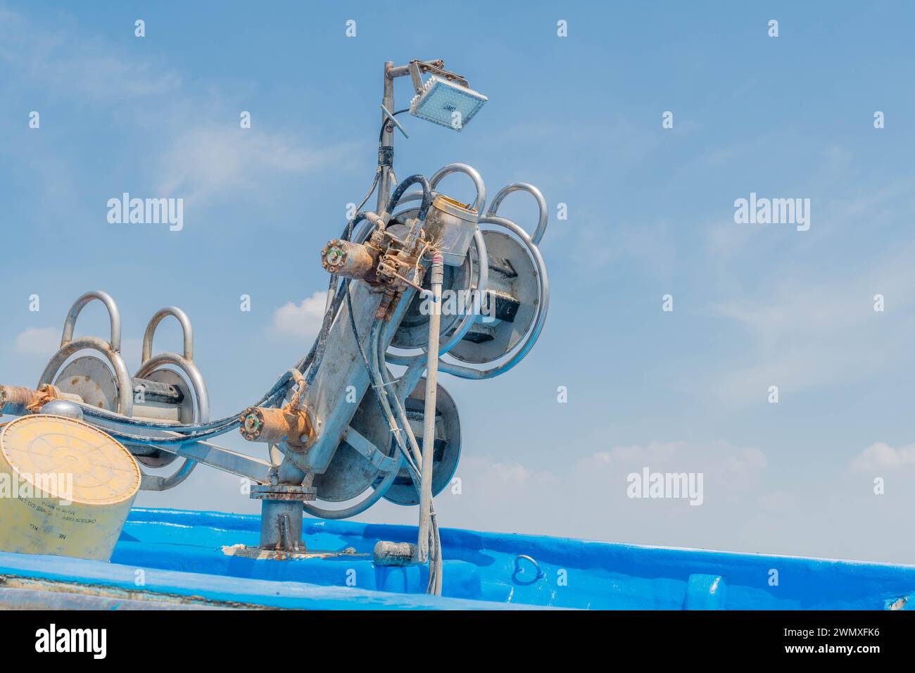Ausrüstung für blaue Fischerboote mit Rollen und Seilwinde unter freiem Himmel, in Südkorea Stockfoto