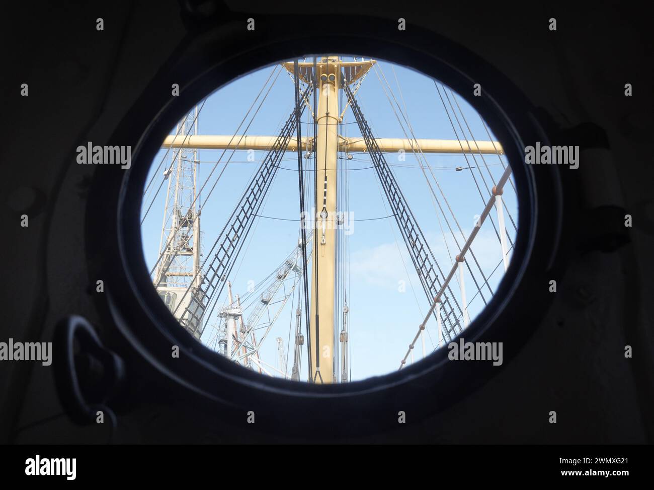 Hamburg, Deutschland. Februar 2024. Blick von einem Bullauge auf die Takelage der Viermastbarke „Peking“ im Deutschen Hafenmuseum. Im Sommer 2023 begannen die ersten Arbeiten an der Innenausstattung des Peking. Der Wiederaufbau soll zukünftigen Besuchern einen authentischen Einblick in das Leben der Seeleute an Bord geben. Am 24. März 2024 eröffnet das Deutsche Hafenmuseum seine neue Saison im Shed 50A Quelle: Marcus Brandt/dpa/Alamy Live News Stockfoto