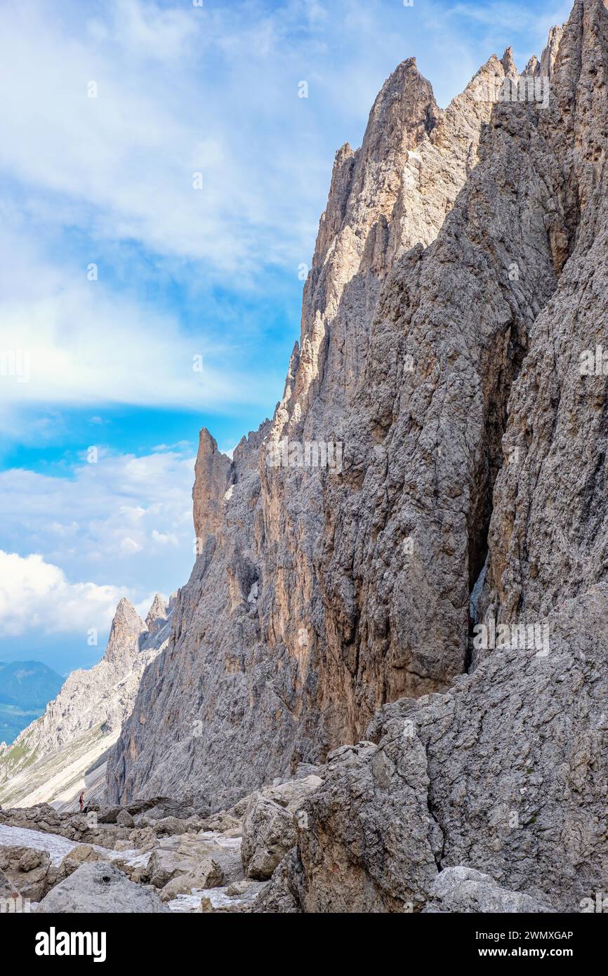 Hohe Felswände in extrem felsigem Gelände in den dolomiten, Gröden, Italien Stockfoto