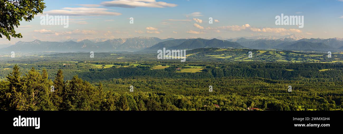 Panoramablick auf eine idyllische Landschaft mit Bergen im Hintergrund und ausgedehnten Wäldern im Vordergrund, Hohenpei Stockfoto