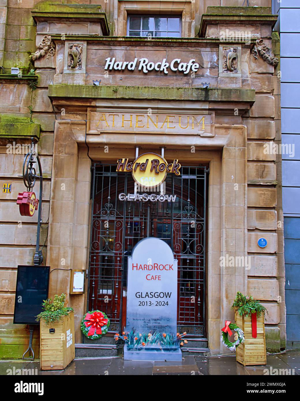 Glasgow, Schottland, Großbritannien. Februar 2024. Konzeptuelles Bild zum Tod des Ortes. Hardrock Café Schock geschlossen auf der stilvollen Meile der buchanan Street, ohne Erwärmung und eine schlichte Aussage draußen. Credit Gerard Ferry/Alamy Live News Stockfoto