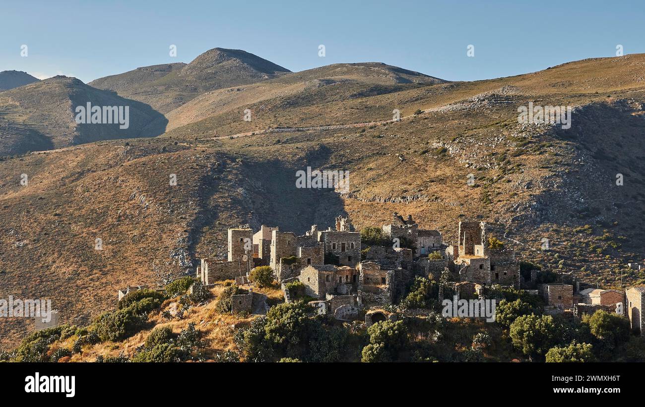 Altes Dorf in einer hügeligen Landschaft mit Licht- und Schattenspielen, Vathia, Wohnturm Dorf, Mani Halbinsel, Peloponnes, Griechenland Stockfoto