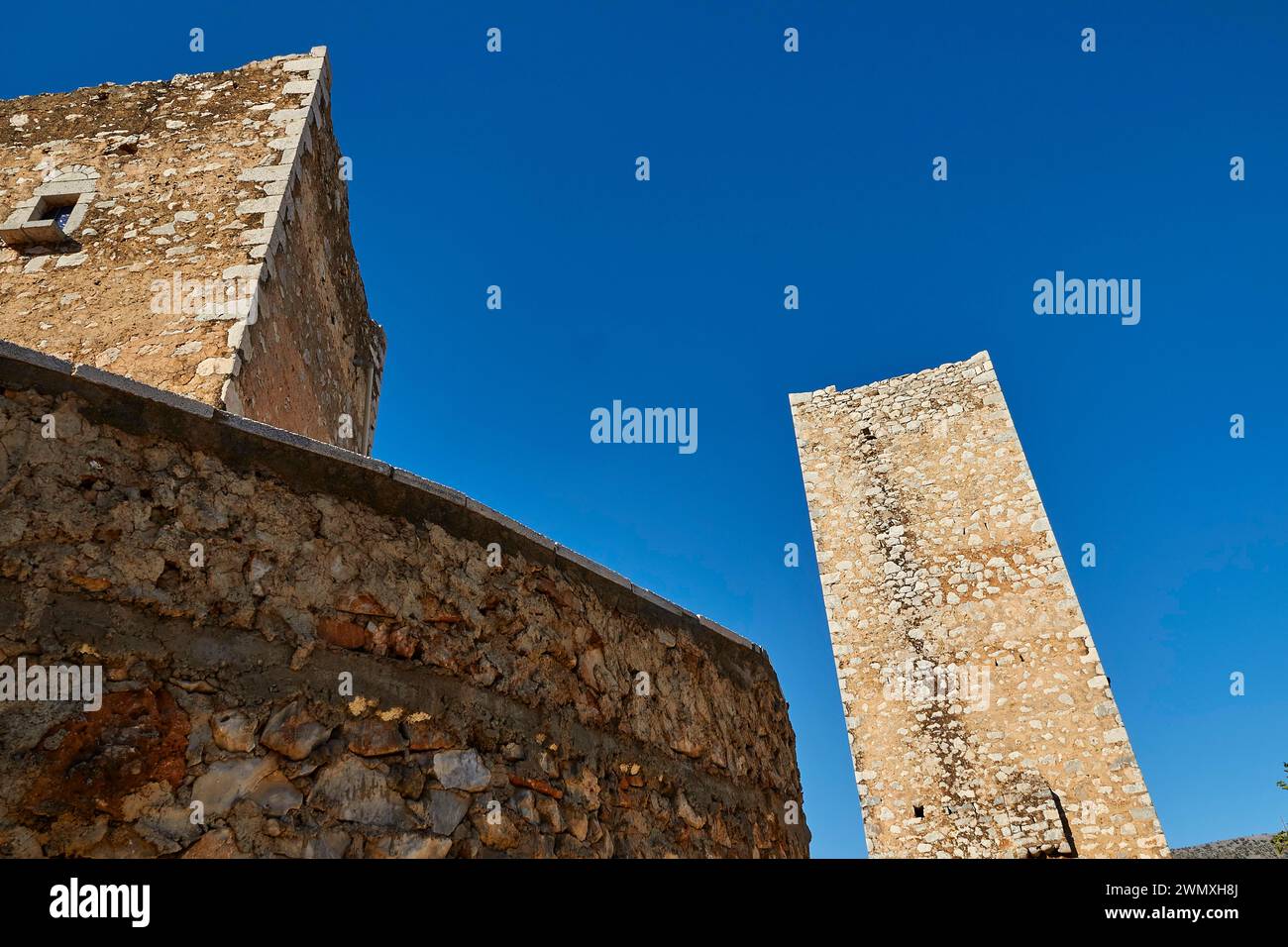 Mittelalterlicher Turm, der in einen klaren blauen Himmel hinaufragt, Flomochori, Wohnturmdorf, Halbinsel Mani, Peloponnes, Griechenland Stockfoto