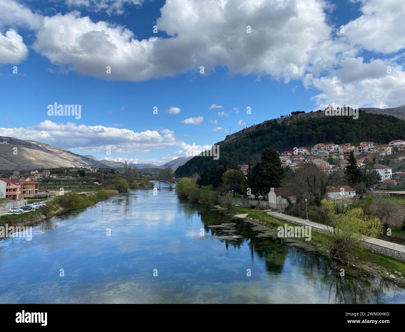 Riverside Illusions: Die Choreographie des Himmels spiegelt sich im Wasser Stockfoto