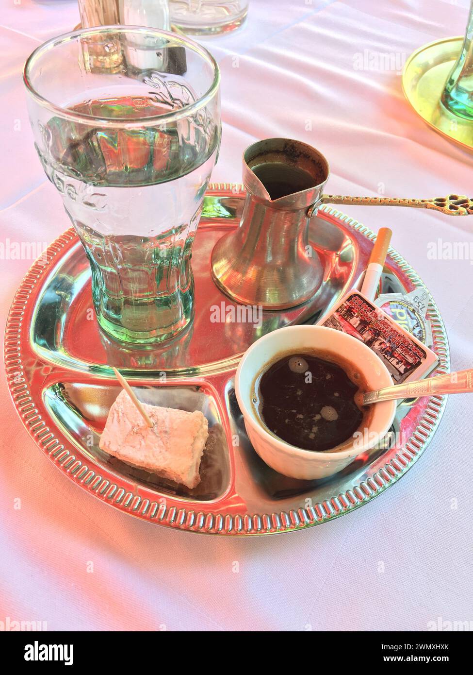 Authentisches Erlebnis: Bosnisches Kaffeereritual Mit Türkischem Kaffee Stockfoto