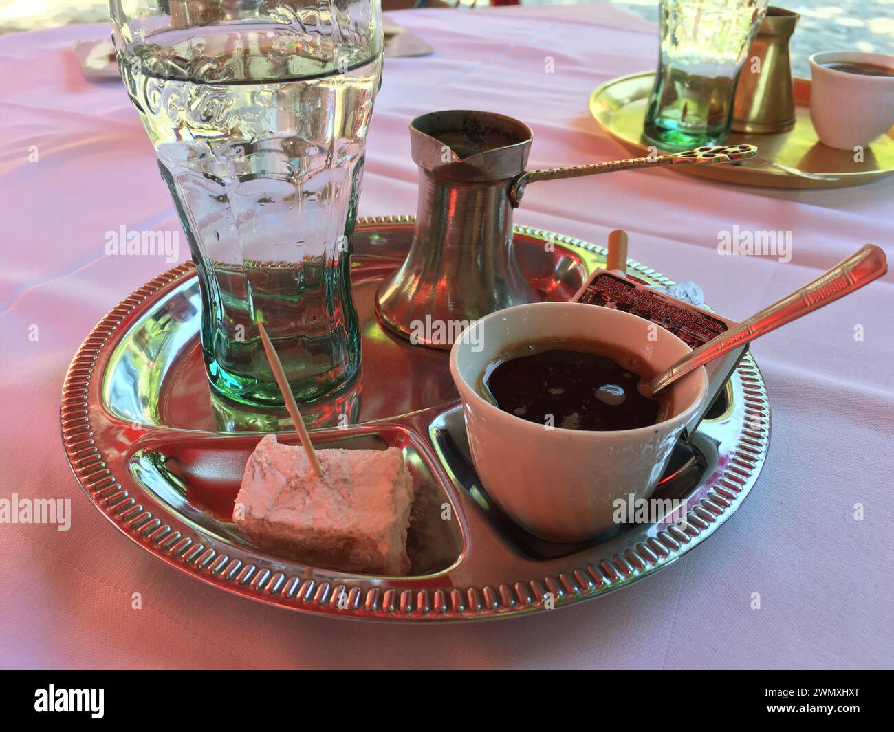 Authentisches Erlebnis: Bosnisches Kaffeereritual Mit Türkischem Kaffee Stockfoto