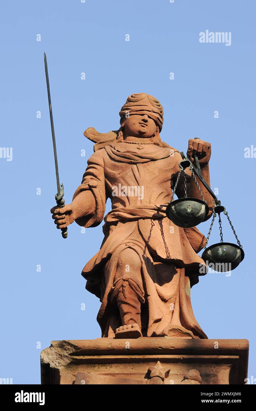 Statue der Justitia auf dem Brunnen der Gerechtigkeit, Justitienbrunnen, Worms, Rheinland-Pfalz, Deutschland Stockfoto