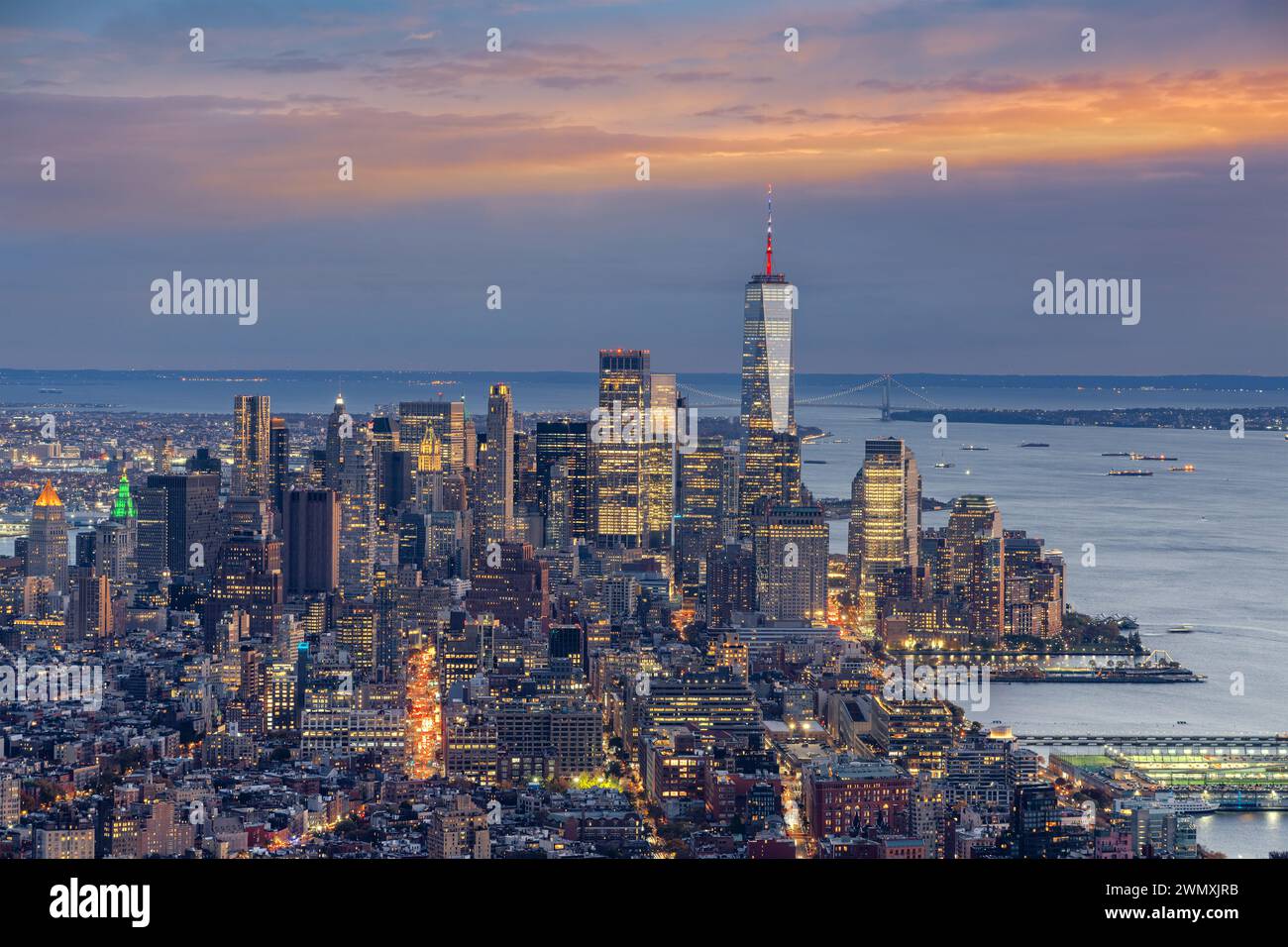 Die Skyline von New York City, New York, USA bildet sich in der Abenddämmerung. Stockfoto