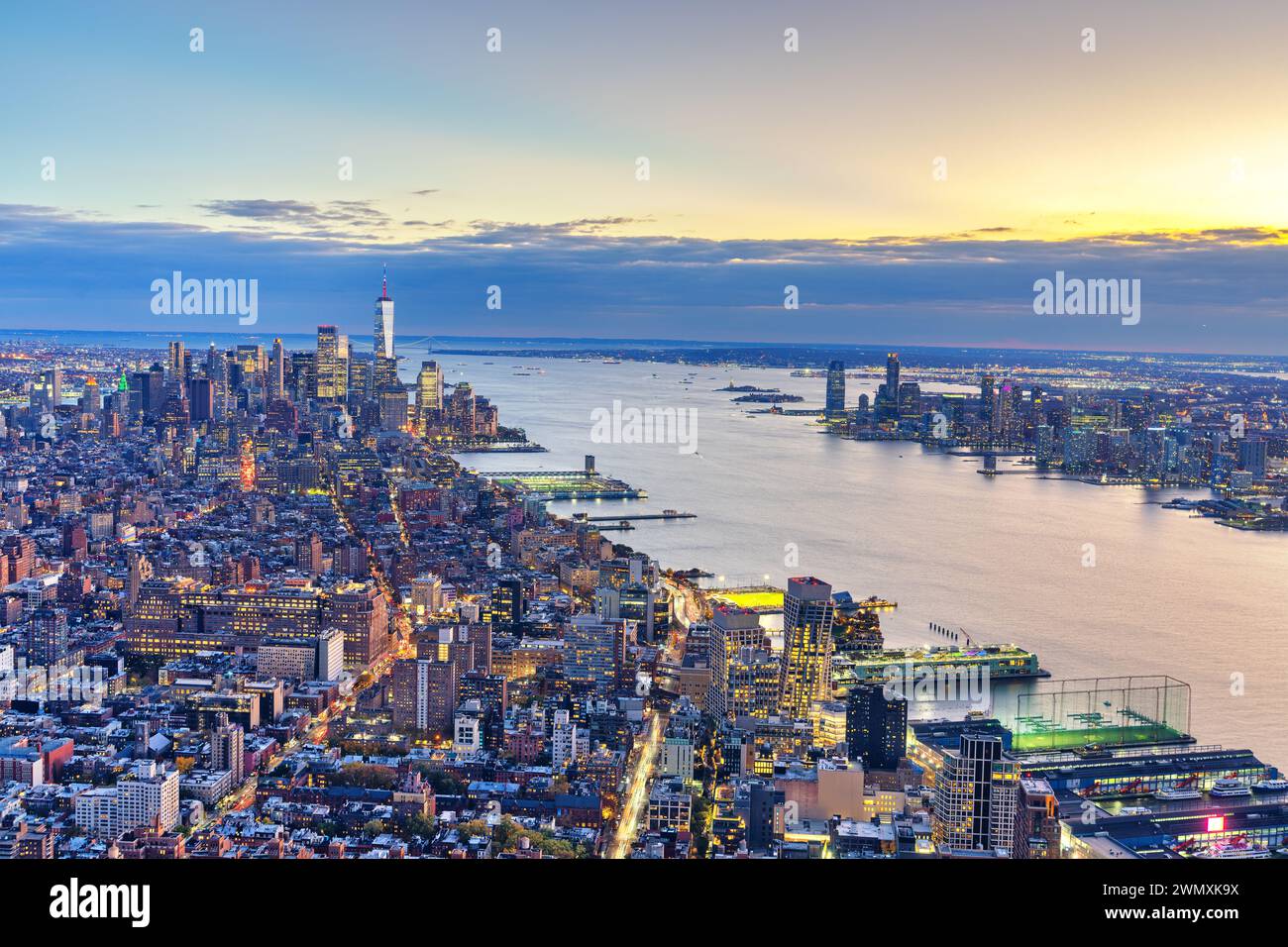 Die Skyline von New York City, New York, USA bildet sich in der Abenddämmerung. Stockfoto