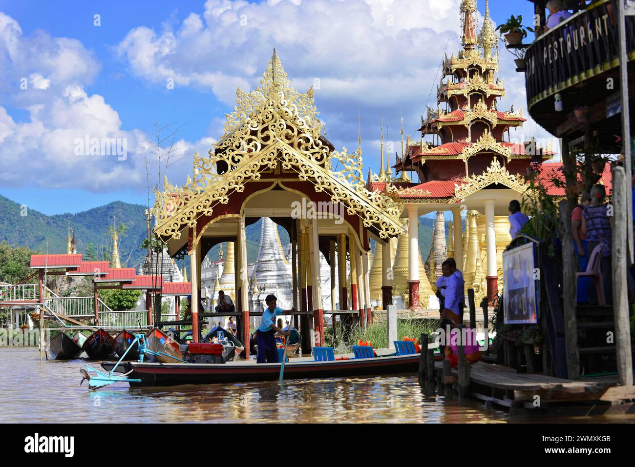 Goldene Stupas in der Shwe Indein Pagode, Inle Lake, Khan State, Myanmar Stockfoto