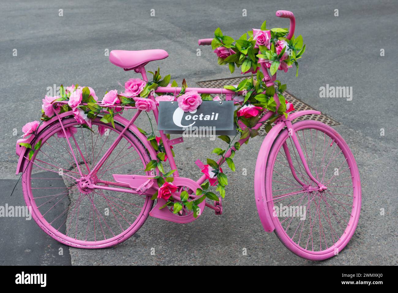 Blumengeschmücktes pinkfarbenes Fahrrad, Fahrrad, rosa, dekoriert, Blumen, Hippie, mobil, Mobilität, bemalt, Symbol, Verkehr, Verkehrswende, Werbung Stockfoto