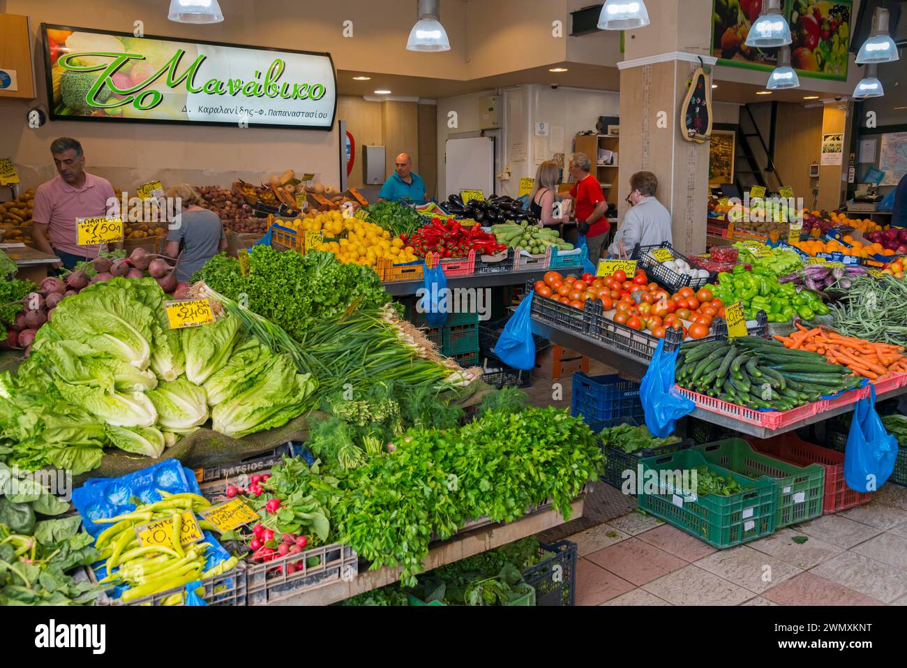 Lebhafter Gemüsemarkt mit einer Vielzahl von frischen Produkten und Einkaufsmöglichkeiten, Markthalle, Xanthi, Ostmakedonien und Thrakien, Griechenland Stockfoto