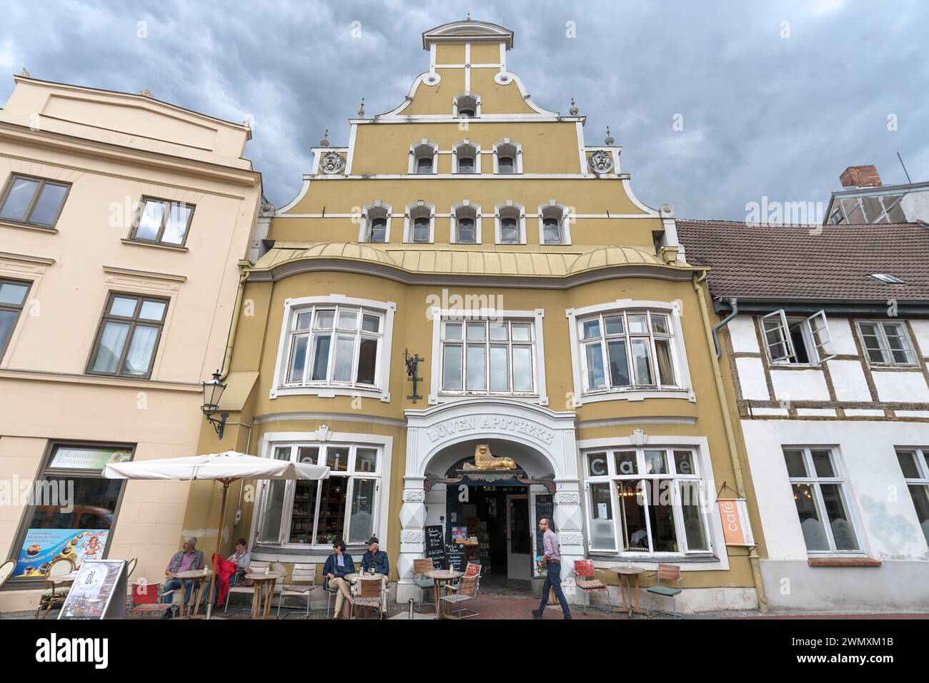Historisches Haus im gotischen Stil der ehemaligen Alten Loewen Apotheke, heute Café, Bademutterstraße 2, Wismar, Mecklenburg-Vorpommern, Deutschland Stockfoto