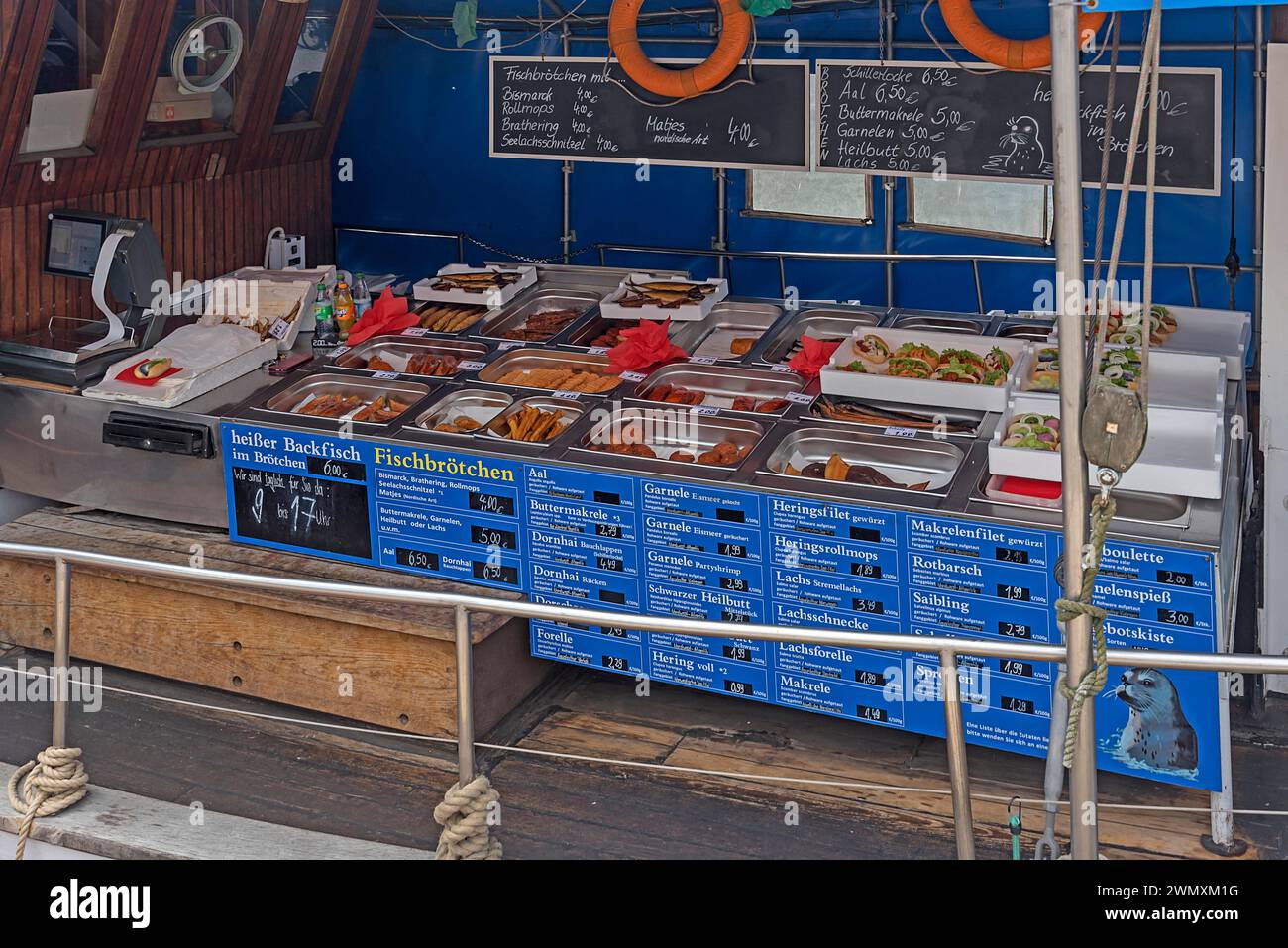 Fischverkauf direkt von einem Fischerboot, am Hafen, Wismar, Mecklenburg-Vorpommern, Deutschland Stockfoto