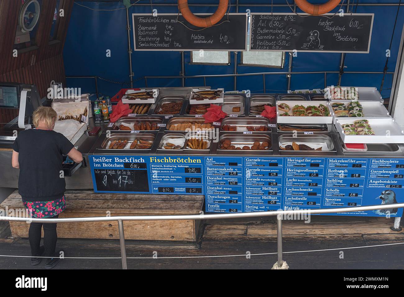Fischverkauf direkt von einem Fischerboot, am Hafen, Wismar, Mecklenburg-Vorpommern, Deutschland Stockfoto