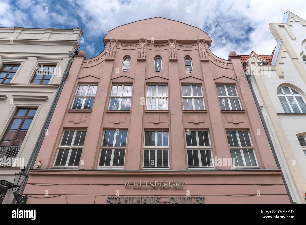 Ehemaliges Kino im Jugendstilstil um 1900, heute Modegeschäft, Altwismarstrasse 17, Wismar, Mecklenburg-Vorpommern Stockfoto