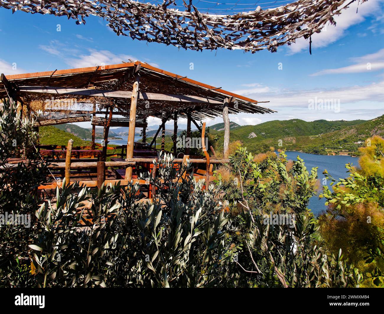 Ledi's Place, Restaurant, Hostel und Camp mit Blick auf den Koman-Stausee in der Wildnis der albanischen Alpen im Norden Albaniens. Koman, Qark Stockfoto