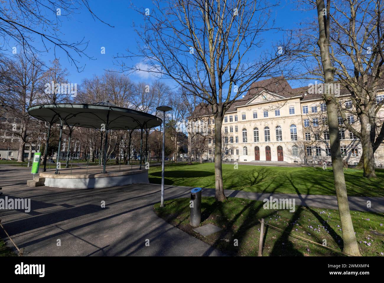 Musikpavillon wirft einen Schatten in der Elisabethenanlage, dahinter das Schulgebäude de-Wette, Basel, Kanton Basel-Stadt, Schweiz Stockfoto