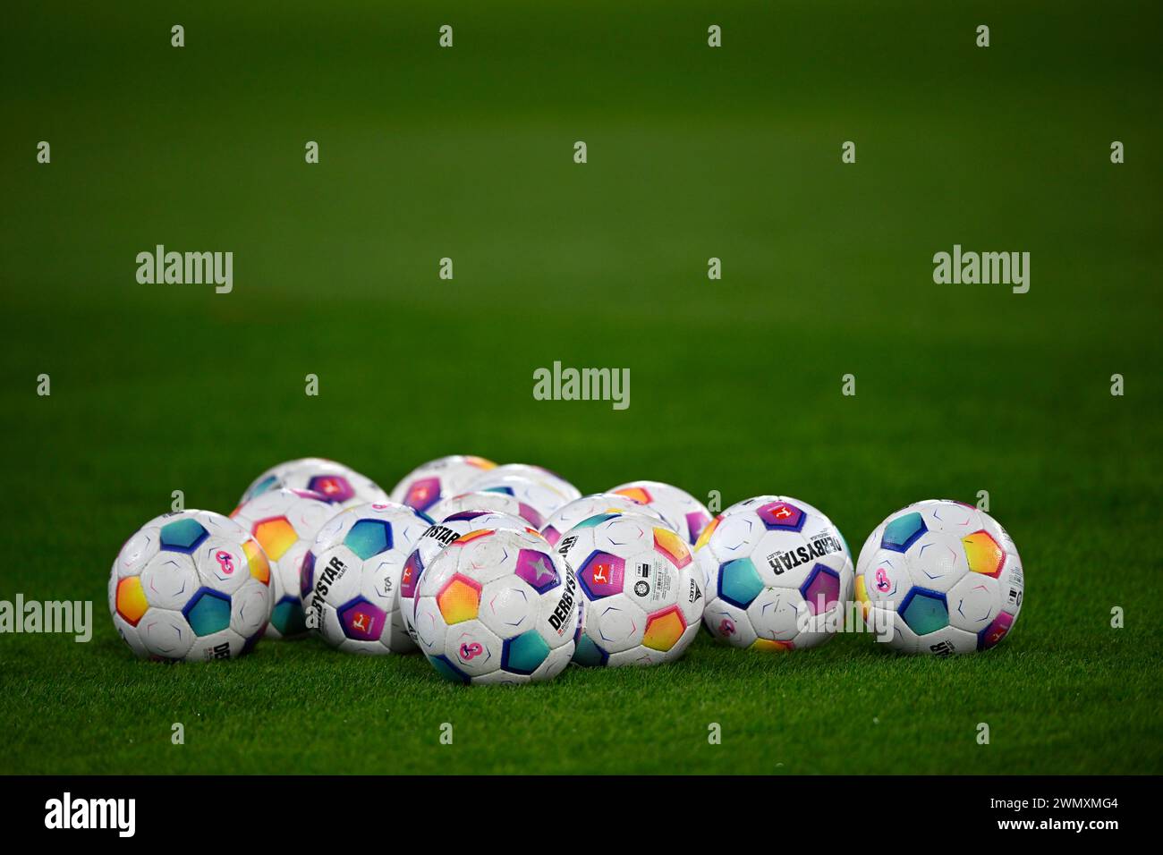 Adidas Derbystar Match Balls auf dem Spielfeld, WWK Arena, Augsburg, Bayern, Deutschland Stockfoto