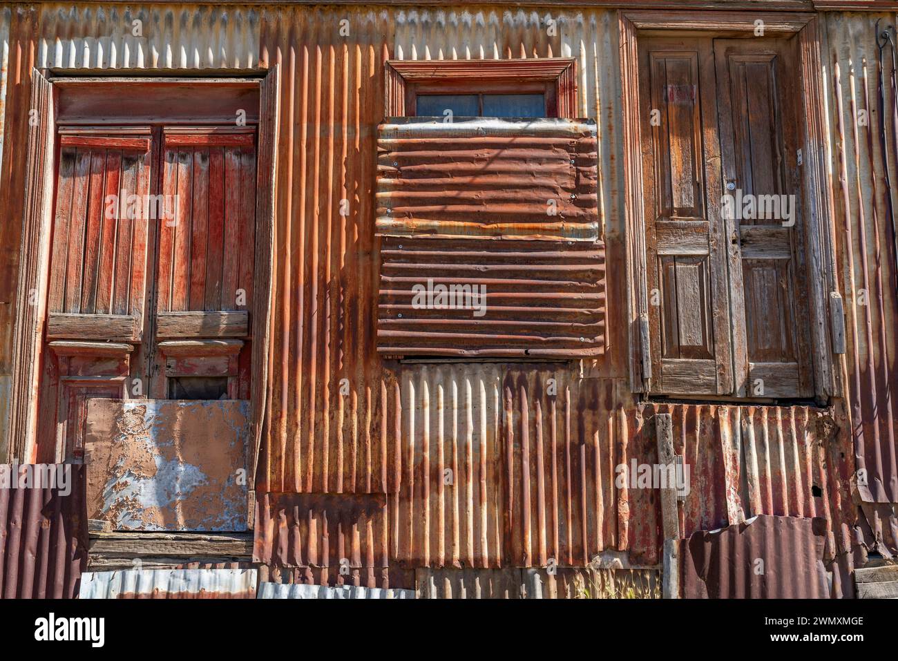 Verschlossenes und vernachlässigtes Haus mit einer Fassade aus rostigem Wellblech, Stadt Punta Arenas, Patagonien, Chile Stockfoto