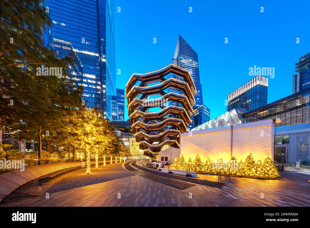 Hudson Yards, New York City, New York, USA City zur blauen Stunde. Stockfoto