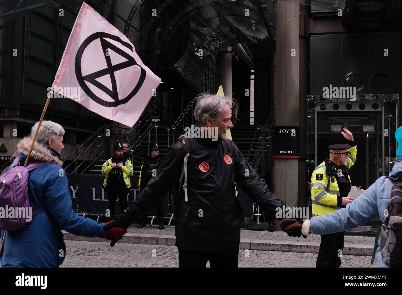 London, Großbritannien. Februar 2024. Mitglieder der Extinction Rebellion gründen eine Menschenkette um Lloyds of London, um Versicherer aufzufordern, die Unterstützung für klimaschädliche Projekte einzustellen. Dringende Forderung nach sofortiger Einstellung der Deckung für neue Vorhaben mit fossilen Brennstoffen, Achtung der Menschenrechte und Unterstützung eines gerechten Übergangs zu Projekten mit erneuerbaren Energien. Einer von einer Reihe globaler Proteste gegen Unternehmen, die weltweit Projekte für fossile Brennstoffe sichern. Quelle: Joao Daniel Pereira/Alamy Live News Stockfoto