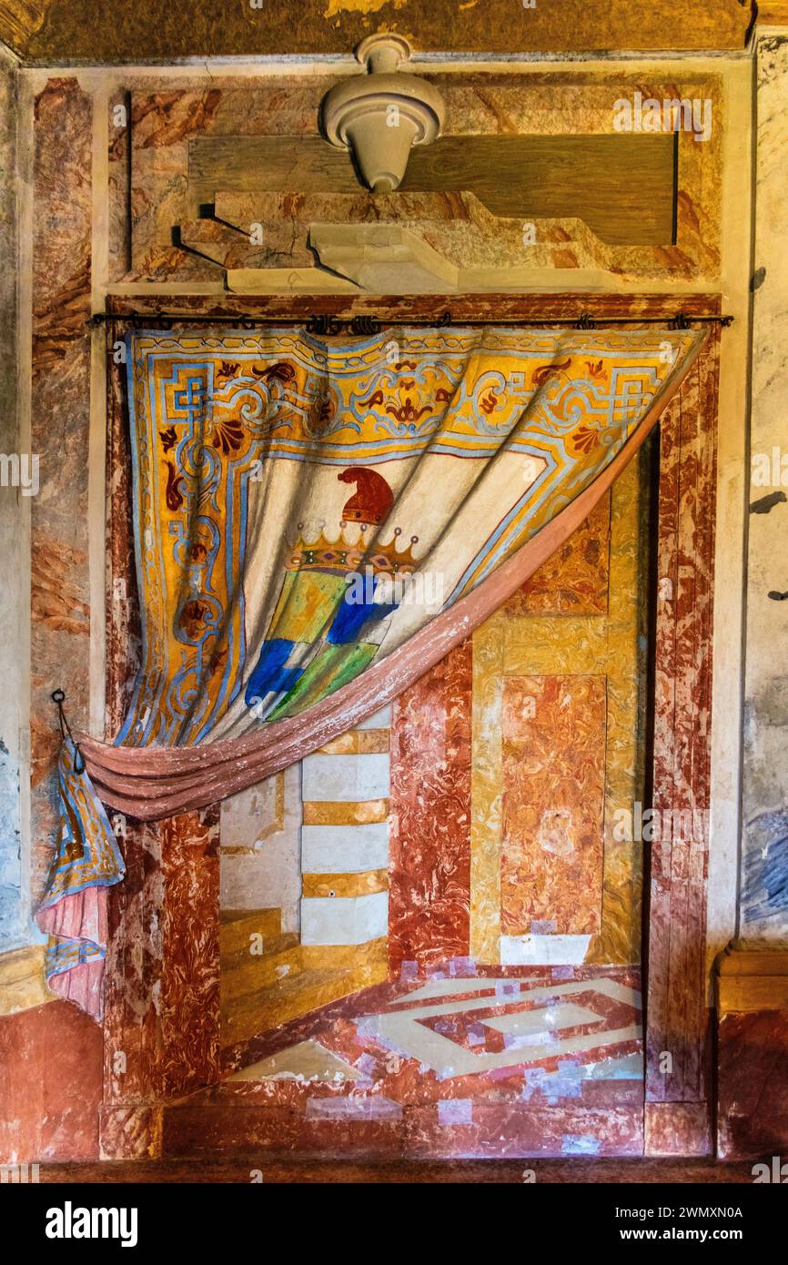 Sala del Doge mit mehrfarbigem Stuck, Vorhang mit Familienwappen, Villa Manin aus dem 17. Jahrhundert, Residenz von Ludovico Manin, dem letzten Dogen von Stockfoto