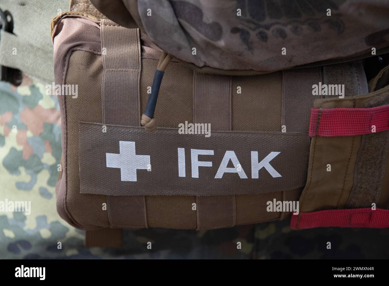 Eine braune Militärtasche mit der Aufschrift „IFAK“, die an einer Tarnuniform befestigt ist, erste-Hilfe-Kasten, erste-Hilfe-Tasche, Deutschland Stockfoto