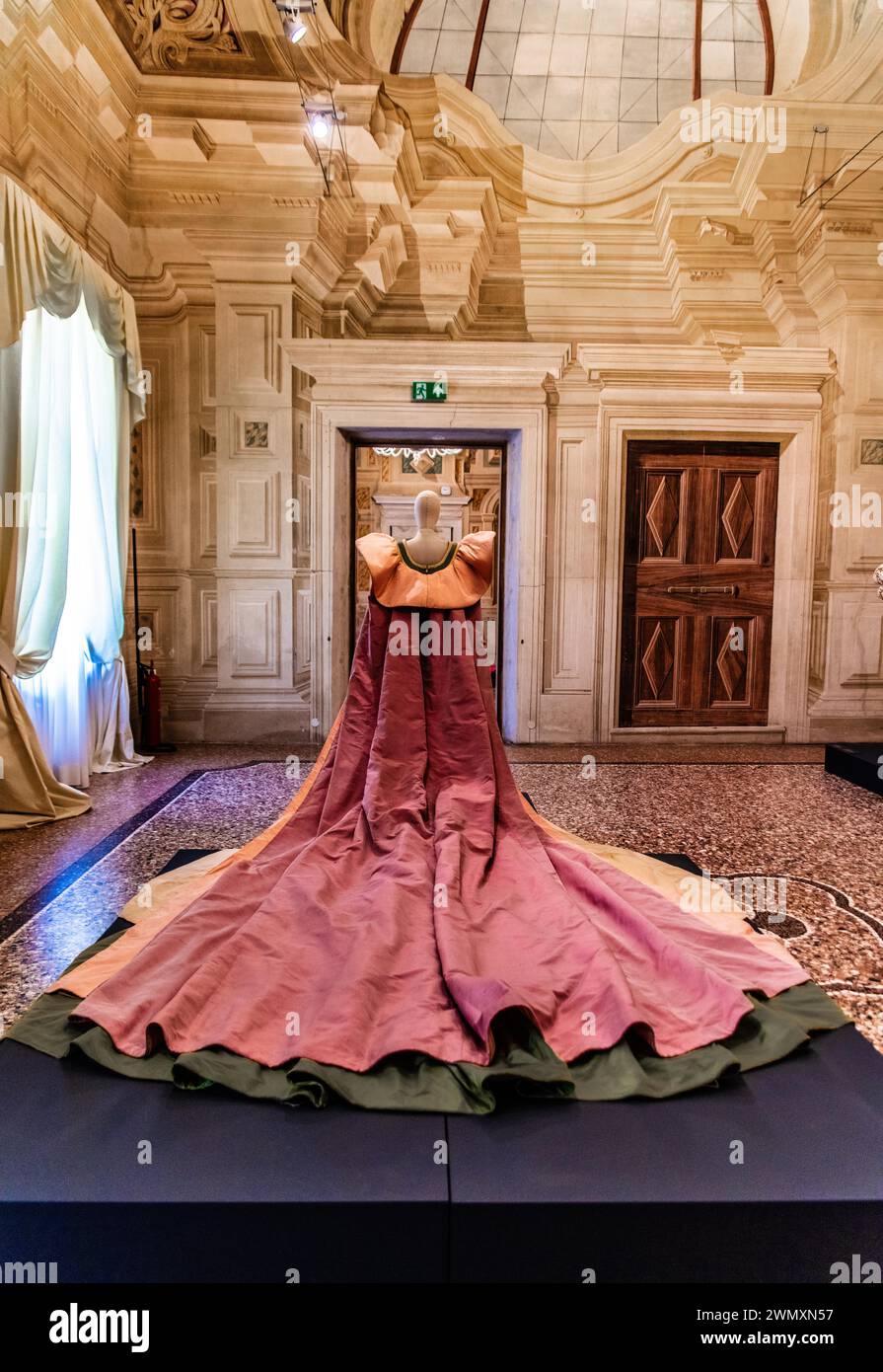 Hochzeitskleid aus Seidentaft in verschiedenen Farben, 1992, Ausstellung prächtiger Abendkleiderkreationen des Modedesigners Roberto Stockfoto