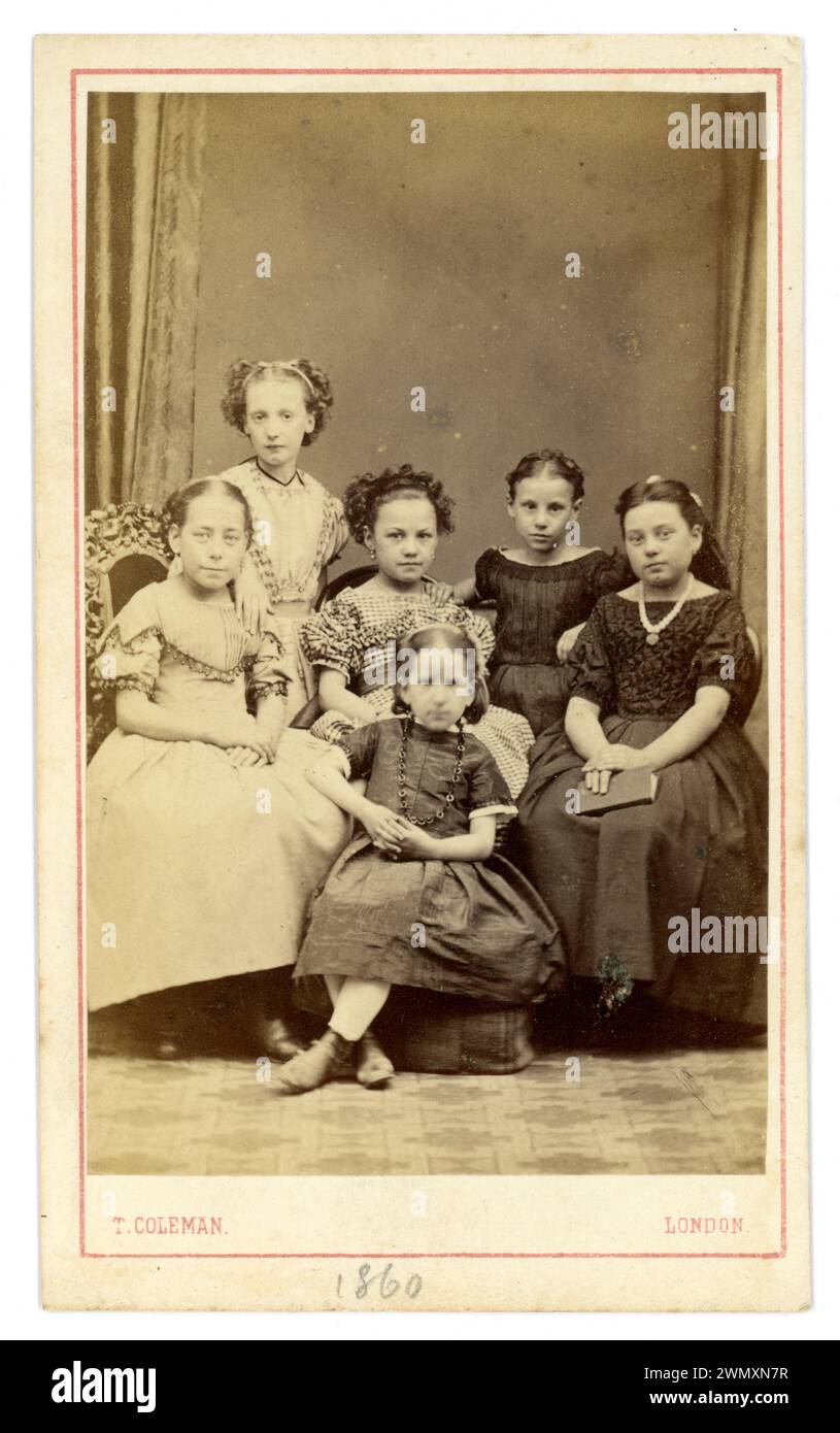 Original viktorianische Carte de Visite (Visitenkarte oder CDV) Gruppe von 6 jungen viktorianischen Mädchen, viktorianischen Kindern, Schwestern Sonntag Schulklasse. Aus dem Fotostudio von Coleman, London, Großbritannien 1860. Stockfoto