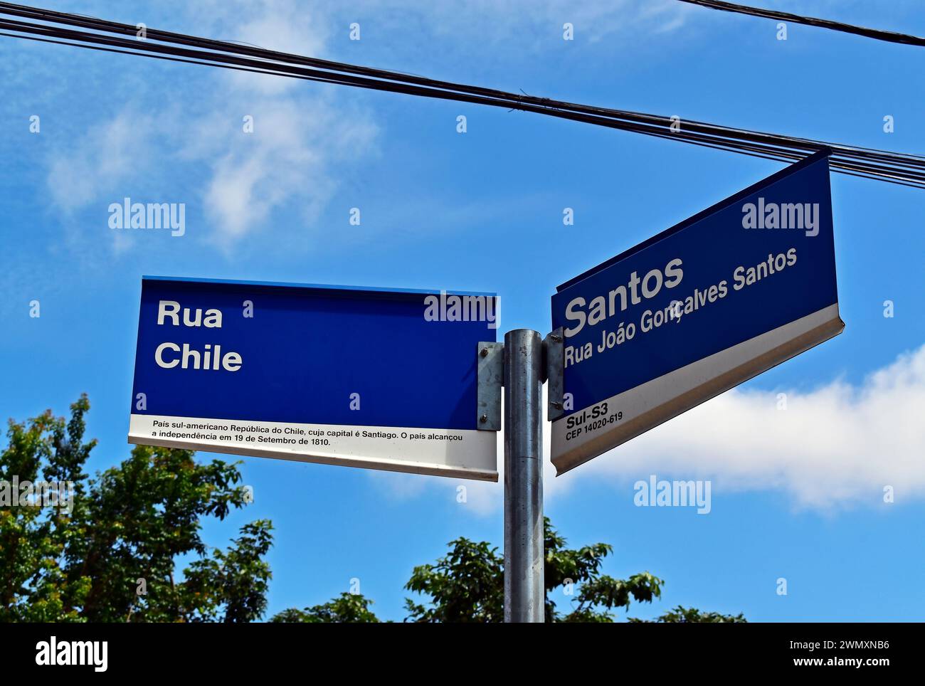 Straßenschild und blauer Himmel mit Wolken, Ribeirao Preto, Sao Paulo, Brasilien Stockfoto