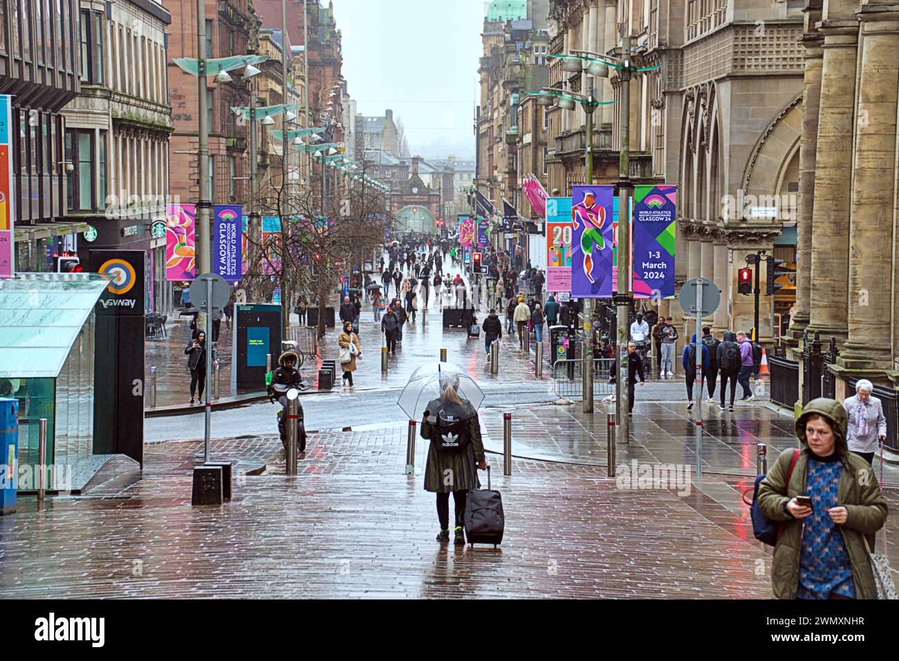 Glasgow, Schottland, Großbritannien. Februar 2024. Wetter in Großbritannien: Nasses Wetter für Käufer in der buchanan Street auf der Style Mile und der Hauptstadt des Einzelhandels schottlands. Credit Gerard Ferry/Alamy Live News Stockfoto